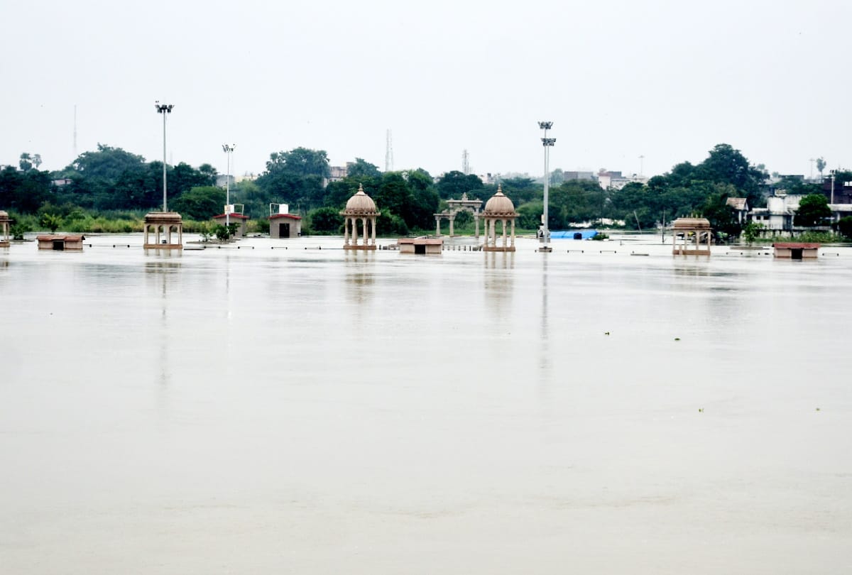 Gorakhpur Flood News Update on Saruatal engulfed water on Moosabar Chithri road