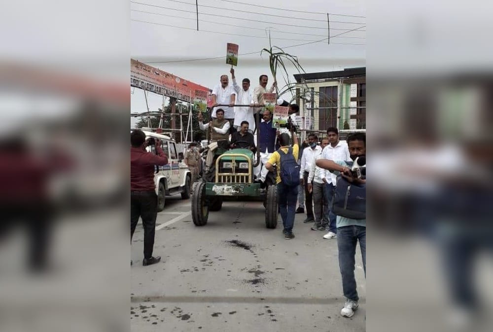 Uttarakhand Assembly Monsoon Session 2021: Congress MLAs Reached Vidhan Sabha By sitting on tractor photos