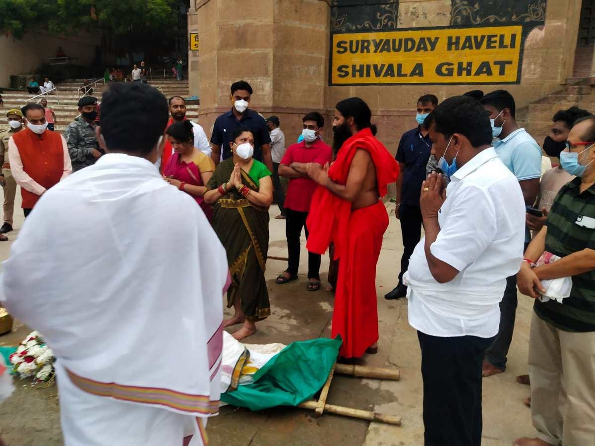 Yoga guru baba ramdev reached Kashi to attend Subramaniam funeral