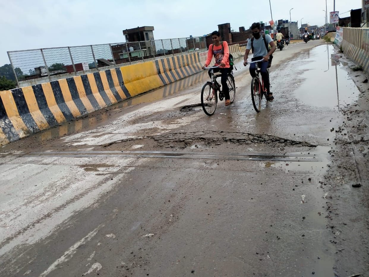 Ban on the movement of heavy vehicles on Manori railway overbridge