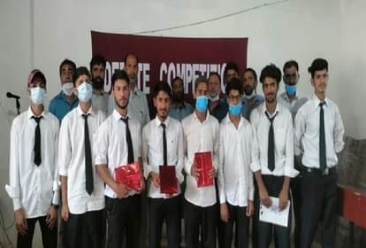 वाद-विवाद प्रतियोगिता में भाग लेने वाले छात्र