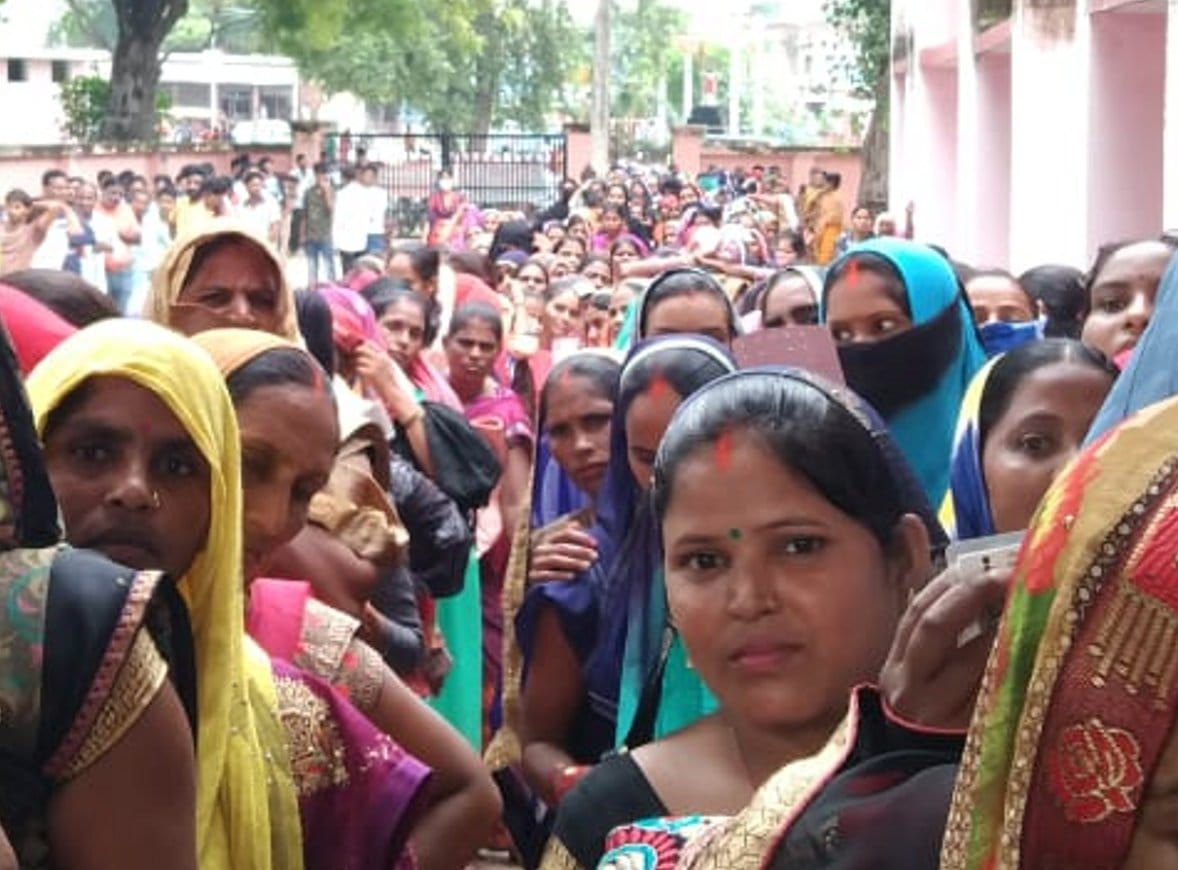 Between the uproar and the commotion, 62270 people got the corona vaccine, there was a fierce ruckus at the Raniganj Trauma Center, the force was called