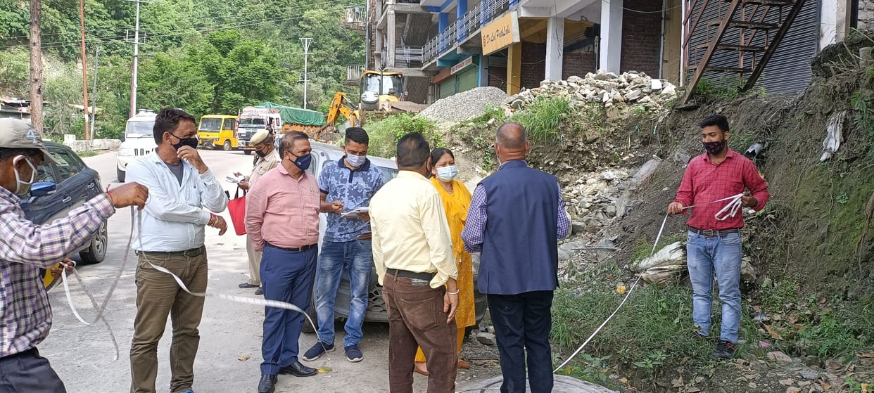Demarkation of encroachment on NH side in Rampur,After the orders of the High Court, the department woke up, more than 50 illegal structures were constructed in Khaneri