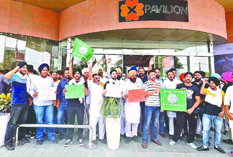 Farmers protest against Akshay Kumar film Bellbottom in Ludhiana