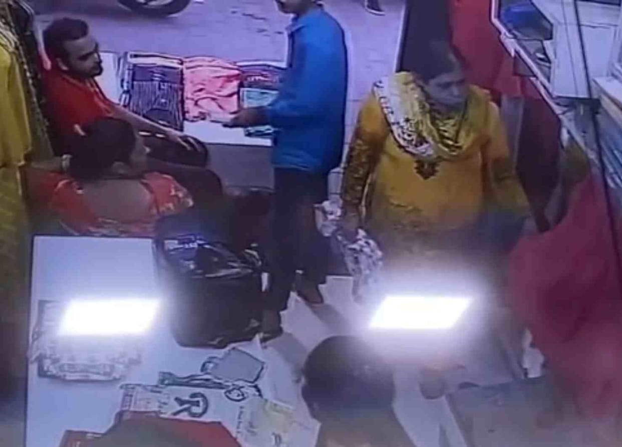 Purse of woman buying clothes in shop stolen, suspicious woman seen in CCTV