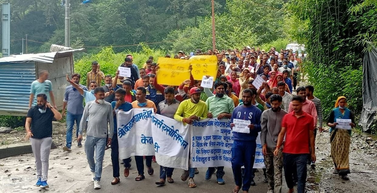 Hoteliers protest in Guptkashi