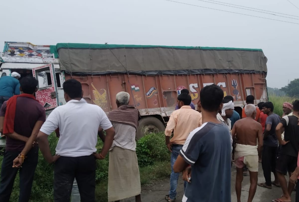Three smugglers arrested after colliding with truck pole of running after breaking  barrier of police of three districts