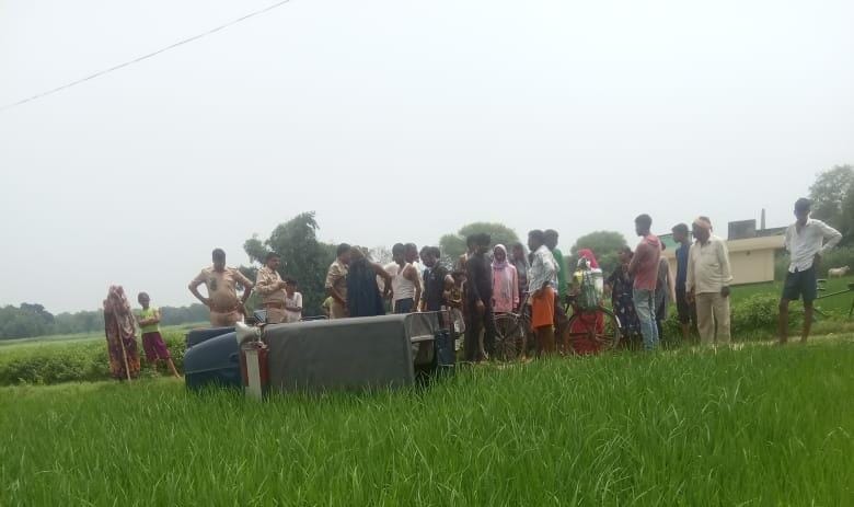 Varanasi Police jeep overturned in field while going to arrest thief no any policemen injured
