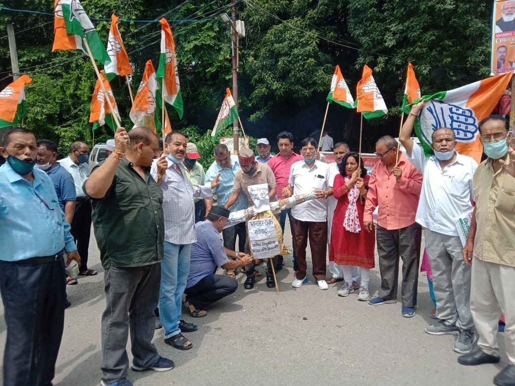 Congress workers burnt effigy of Higher Education Minister