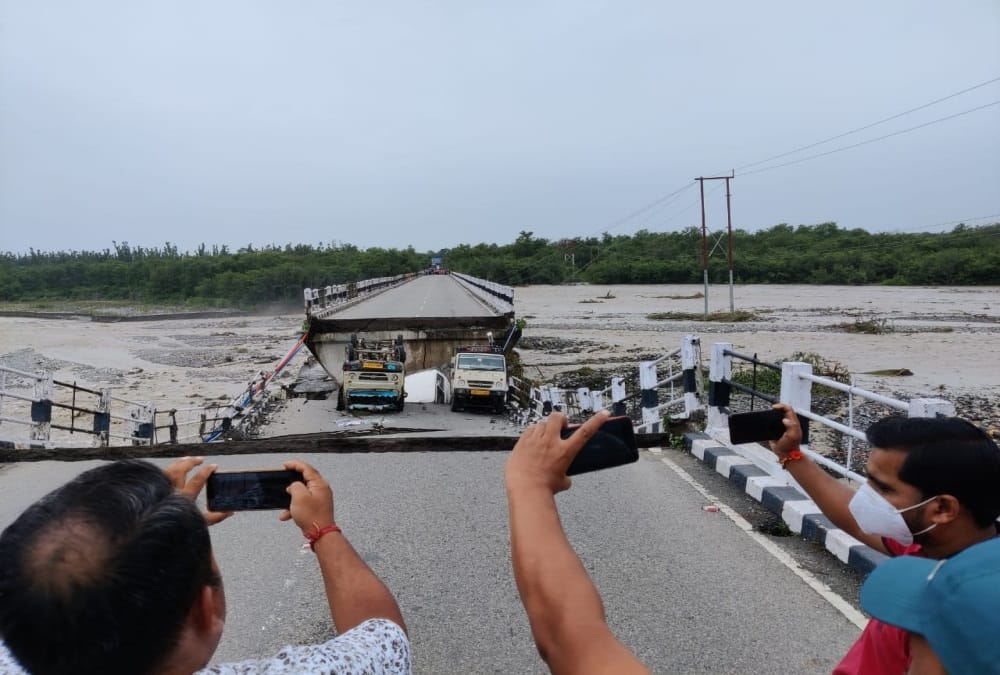 Rishikesh Dehradun Highway Latest News : Bridge Collapse in Ranipokhari and Many Vehicles Swept