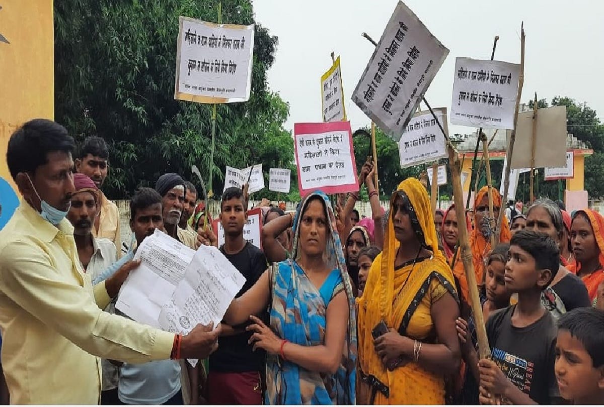 Women came out in protest against the liquor shop