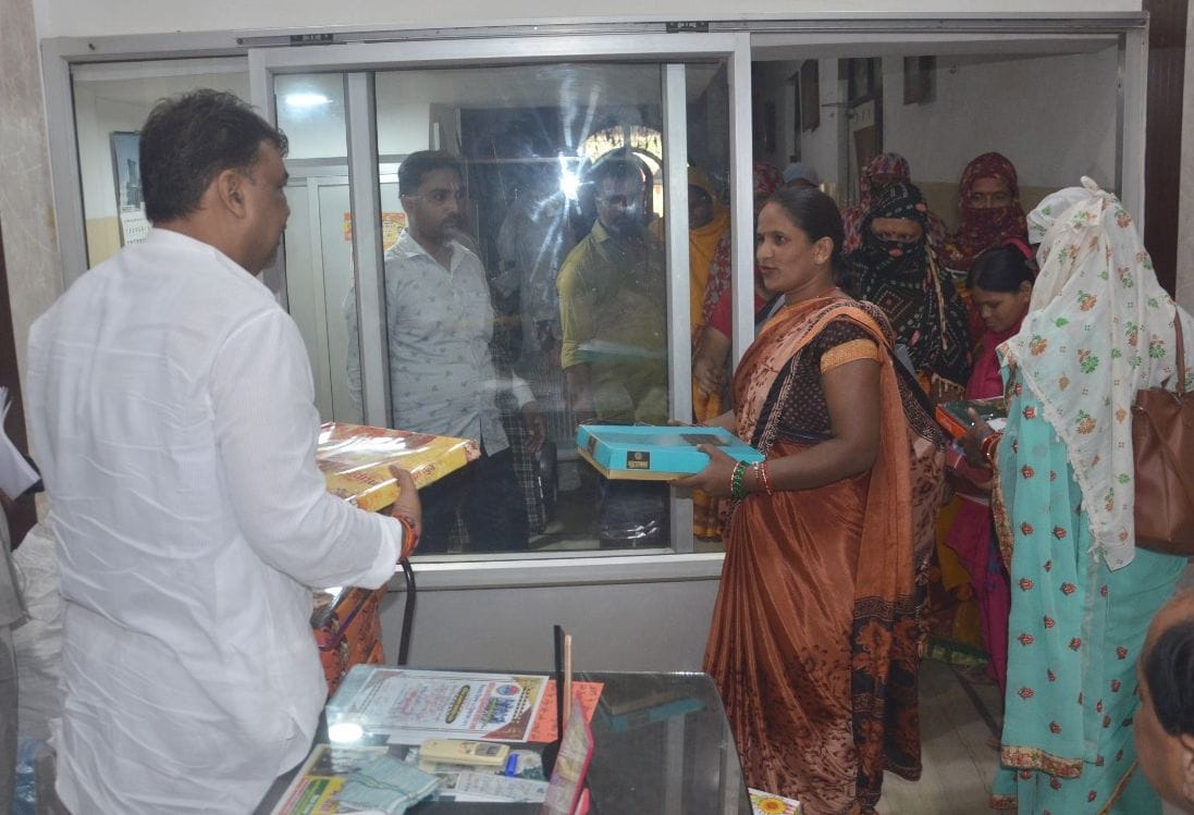 UP: Torn saris given to women in Unnao by bjp mla