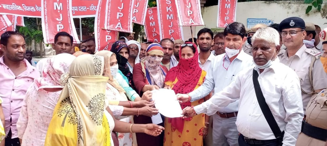 Anganwadi workers took out procession, submitted memorandum to Naib Tehsildar
