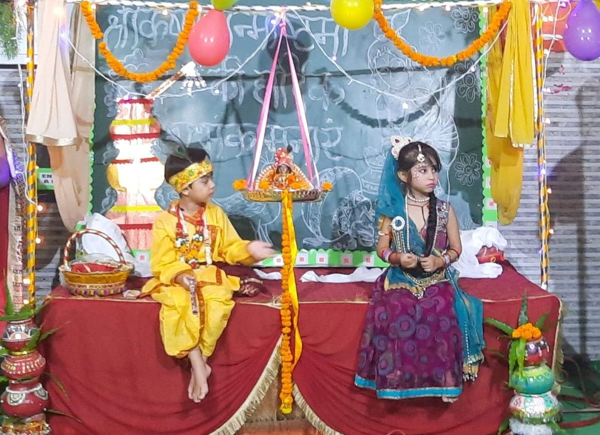 Children's pastimes of Shri Krishna captivated the mind