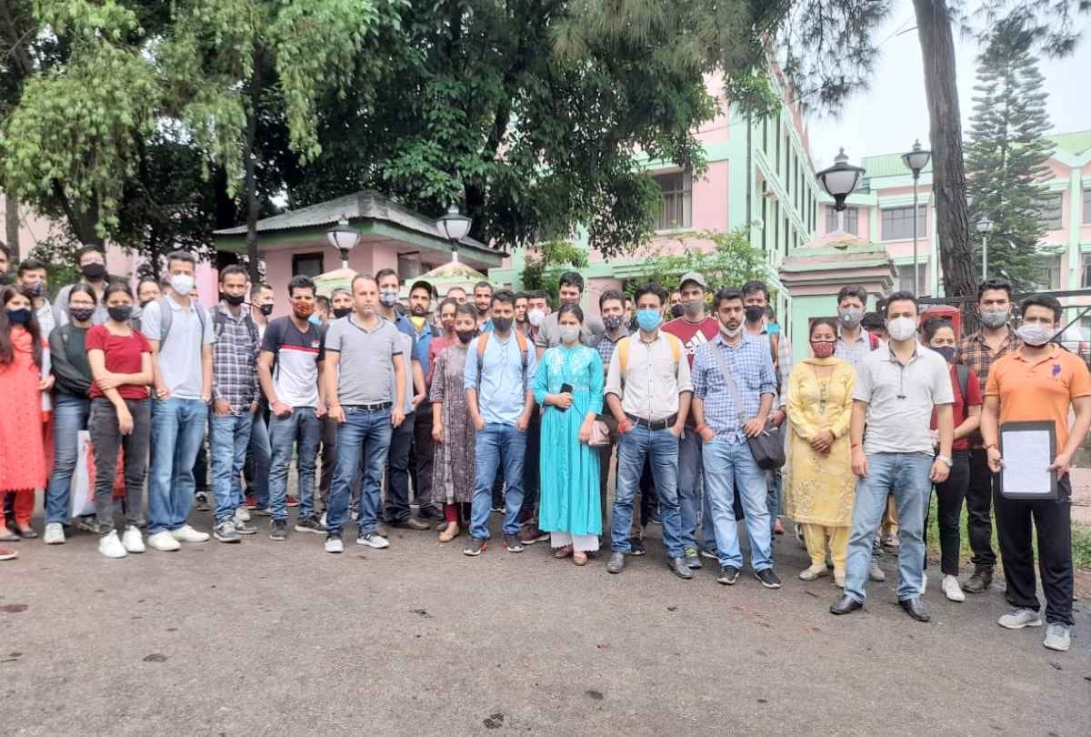 Candidates protested in hamirpur after JOA IT typing test of hpssc postponement