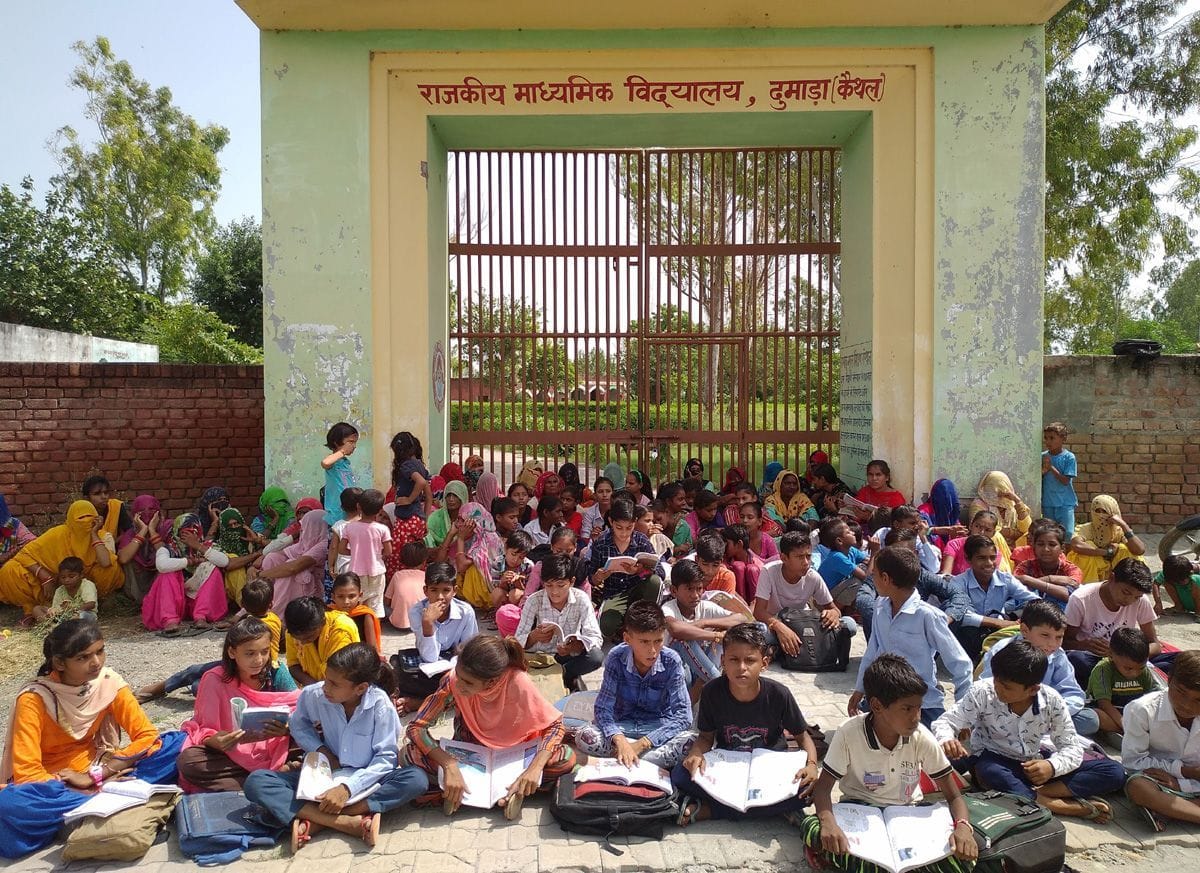 Protest: Lock imposed on the school gate, studying of students sitting on the road