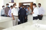 मेडिकल कालेज में लैब के बारे में पूछताछ करते मंडलायुक्त गोविंद राजू एनएस।