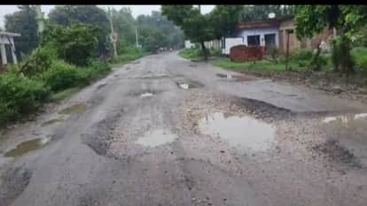 गोंडा में कटरा मार्ग पर सड़क पर गड्ढे।
