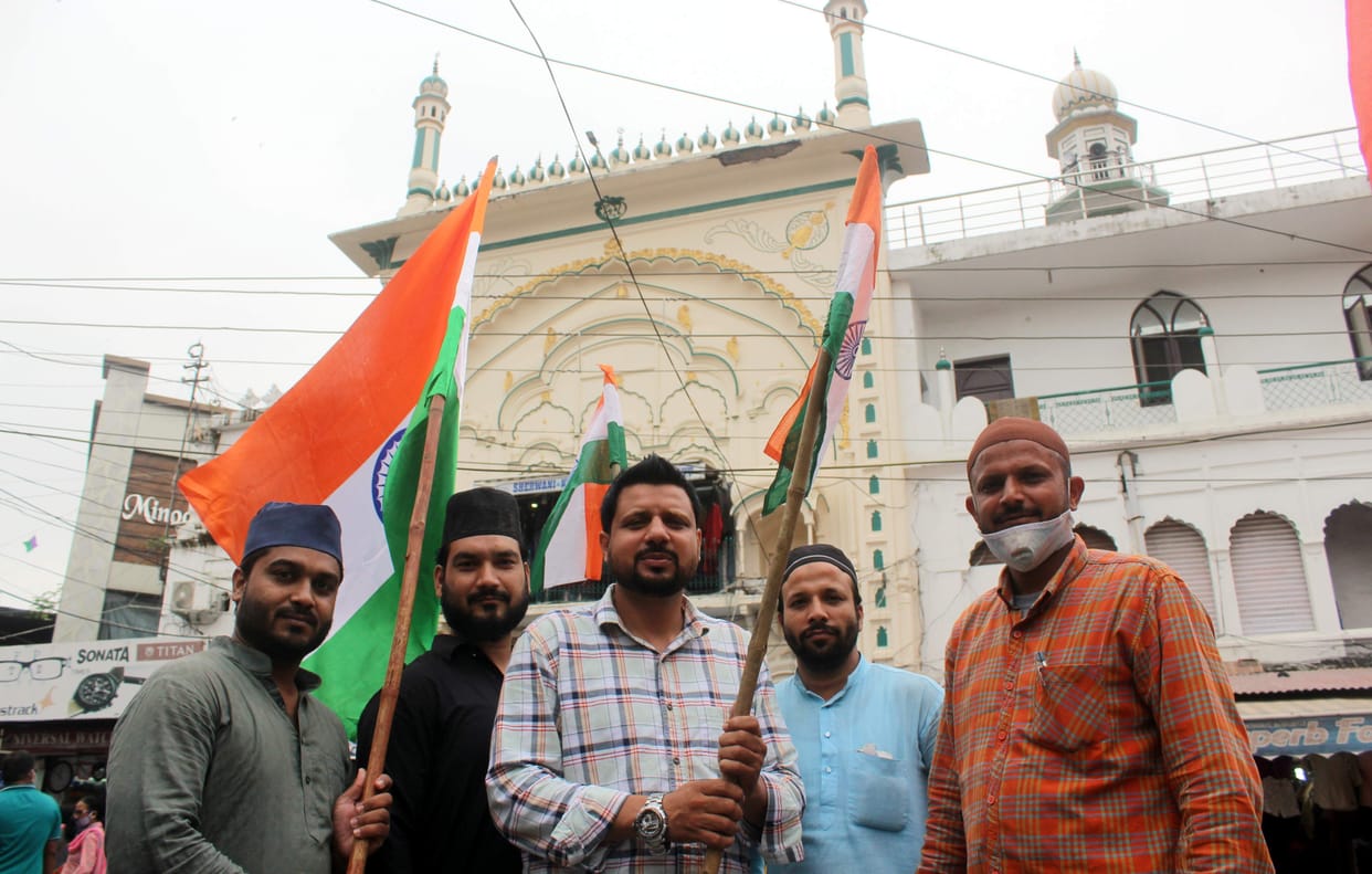 Will give the message of integrity and unity of the country by waving the tricolor
