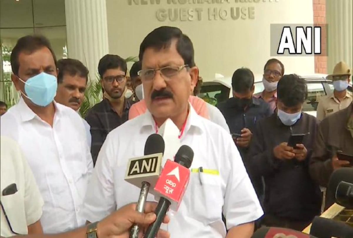 Mysore Case After the rape of the girl student the University of Mysore imposed many restrictions the former CM said  strict action should be taken against the rapists