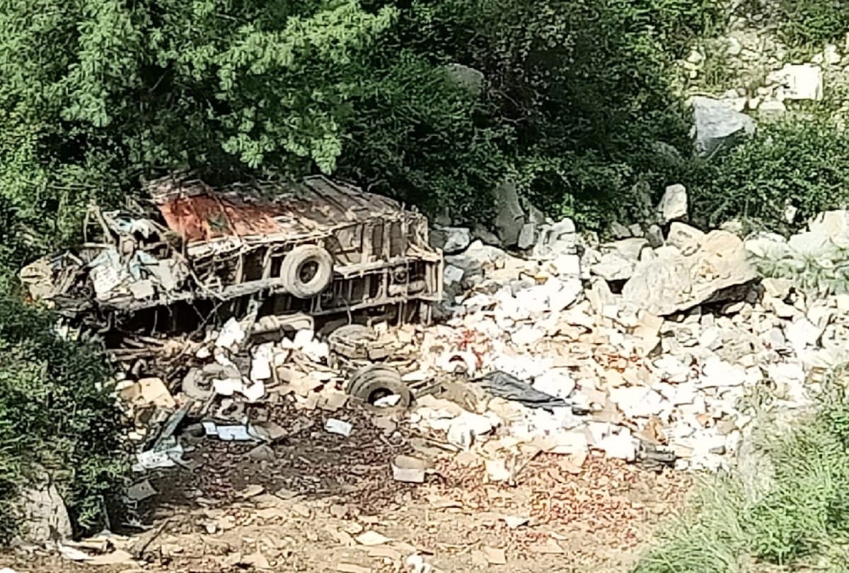 A truck laden with apples fell in Kotkhai, two horticulturist died, JCB fell in Gaura