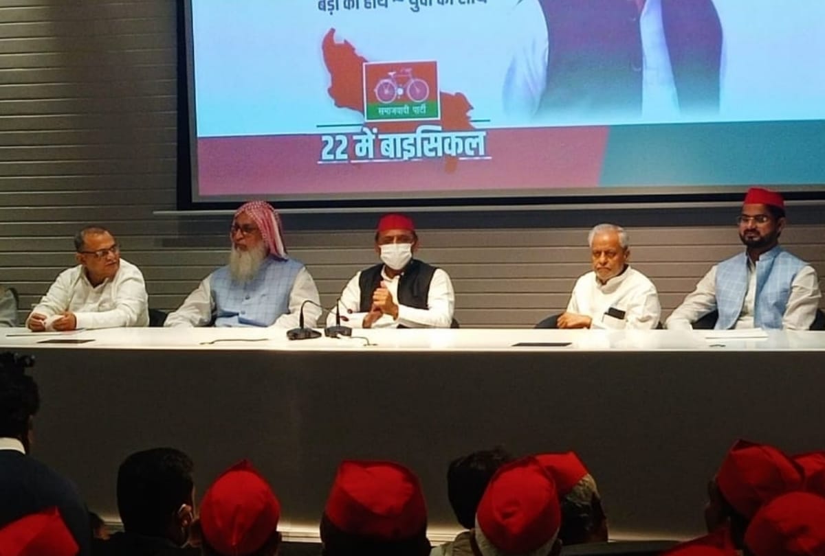 Mukhtar Ansari's brother and ambika chaudhary joins Samajwadi Party in Lucknow.
