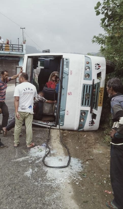 Bus overturned in the road near Basoli, 10 passengers injured, two referees