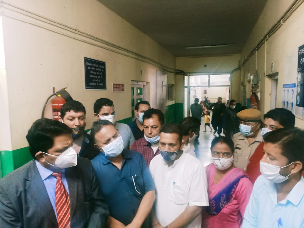 Col. Dhaniram Shandil visits Solan hospital not satisfied with services provided