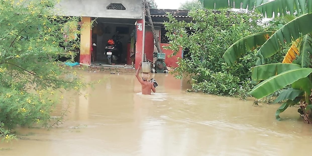 25 cm from the danger mark. Rapti flowing up