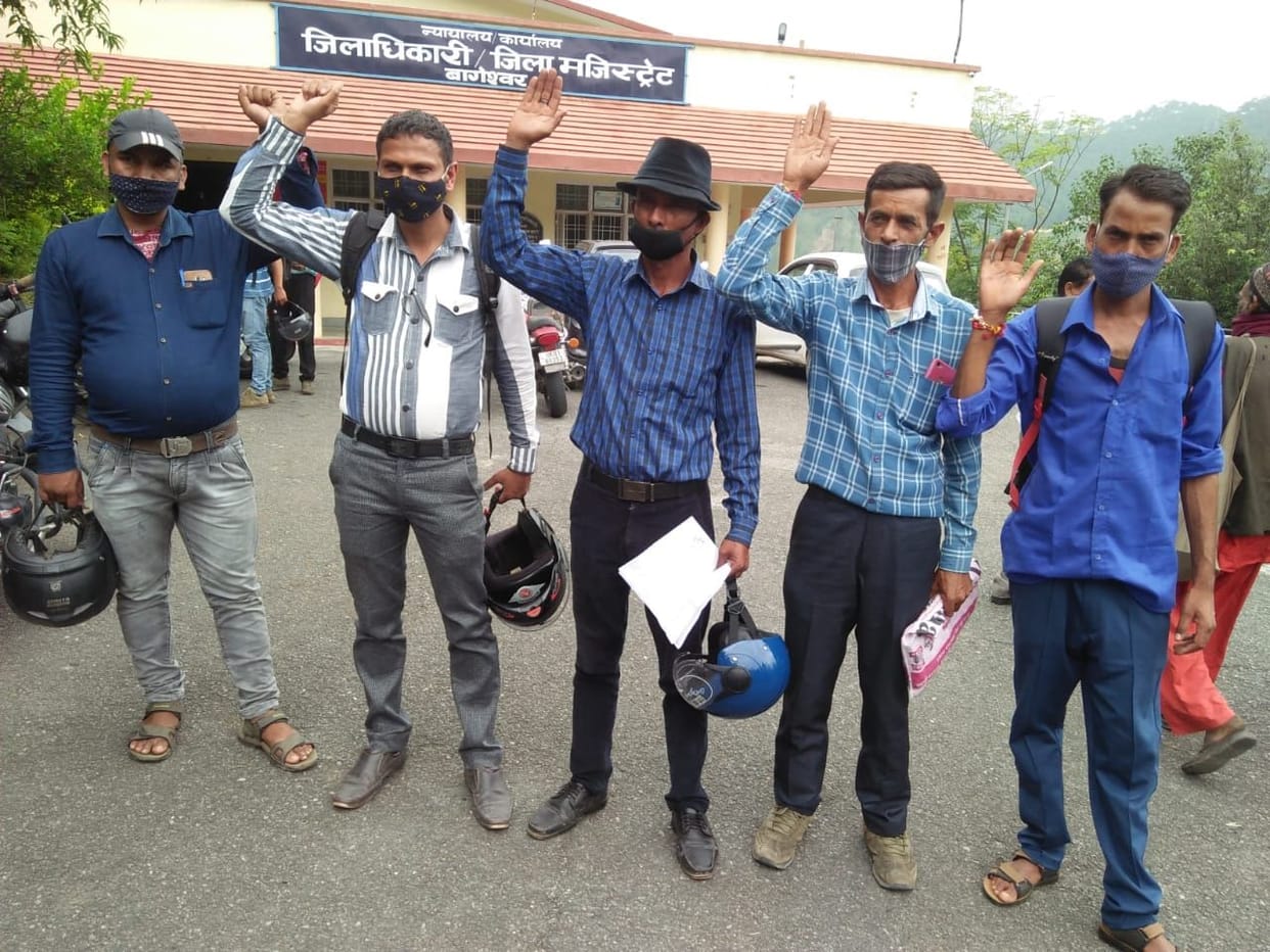 Demonstration of angry magnesite workers for not getting election permission