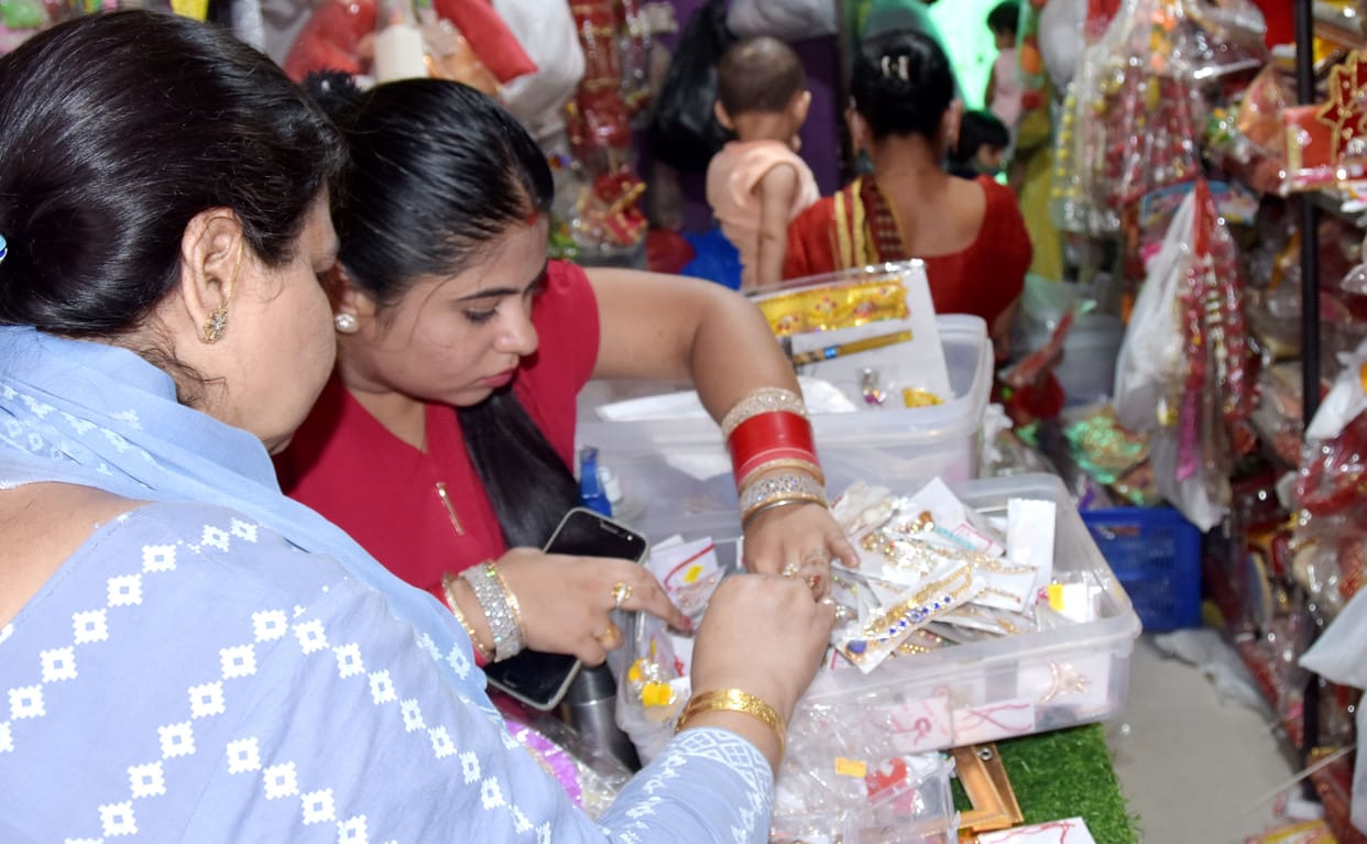 Preparations to welcome Kanhaiya, shopping is going on