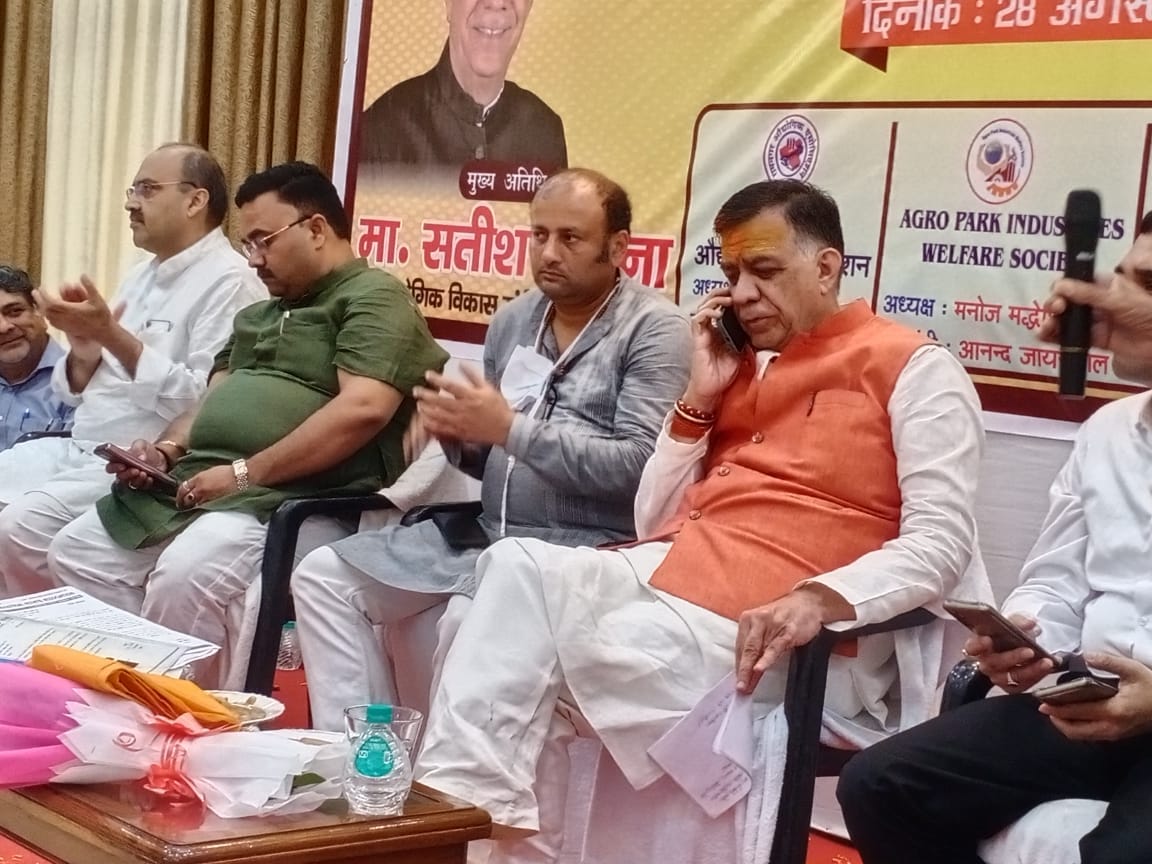 Industrial Development Minister satish mahana in varanasi cabinet minister called Principal Secretary awanish awasthi after hearing about unfinished project