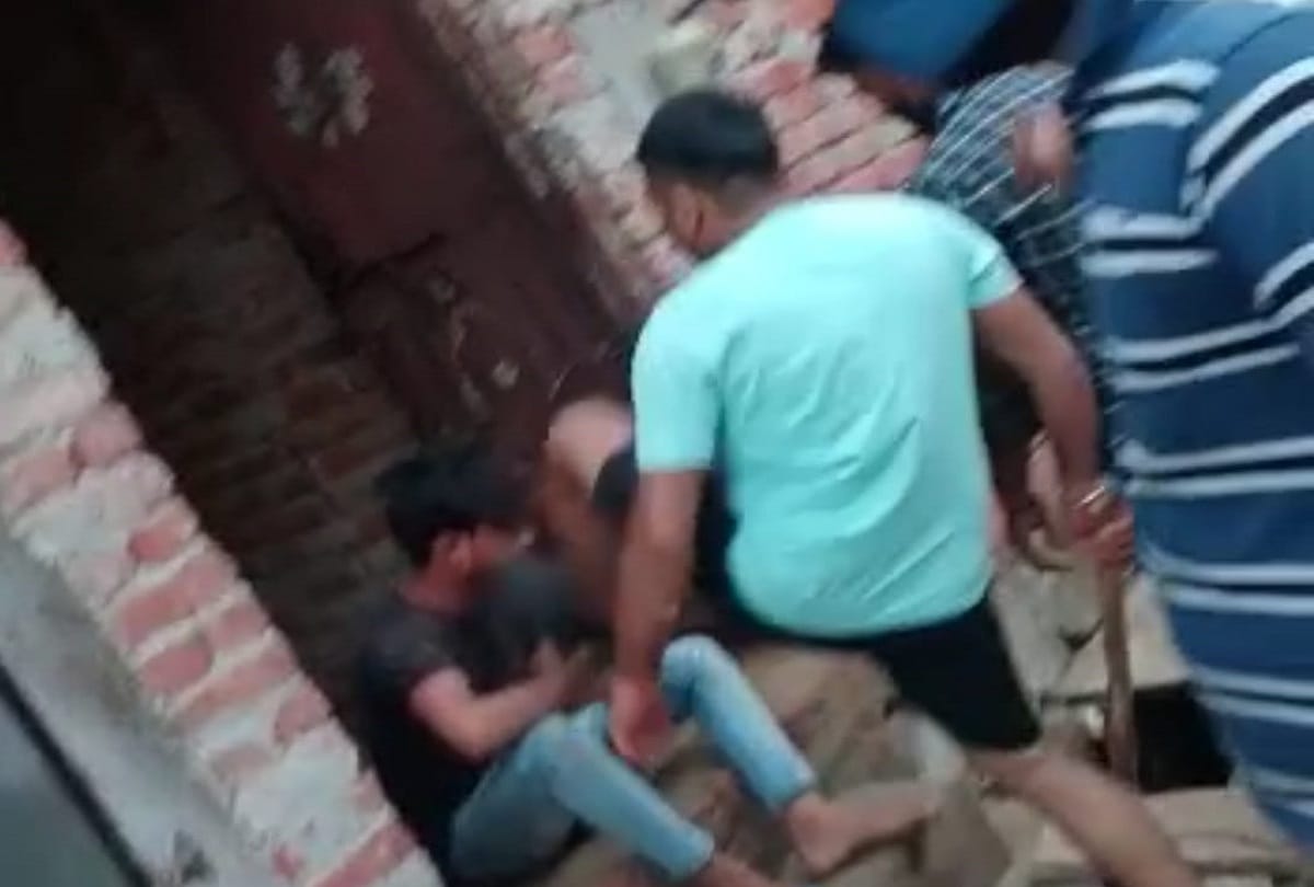 miscreants kidnaped a young man make hostage and beat him up in hapur