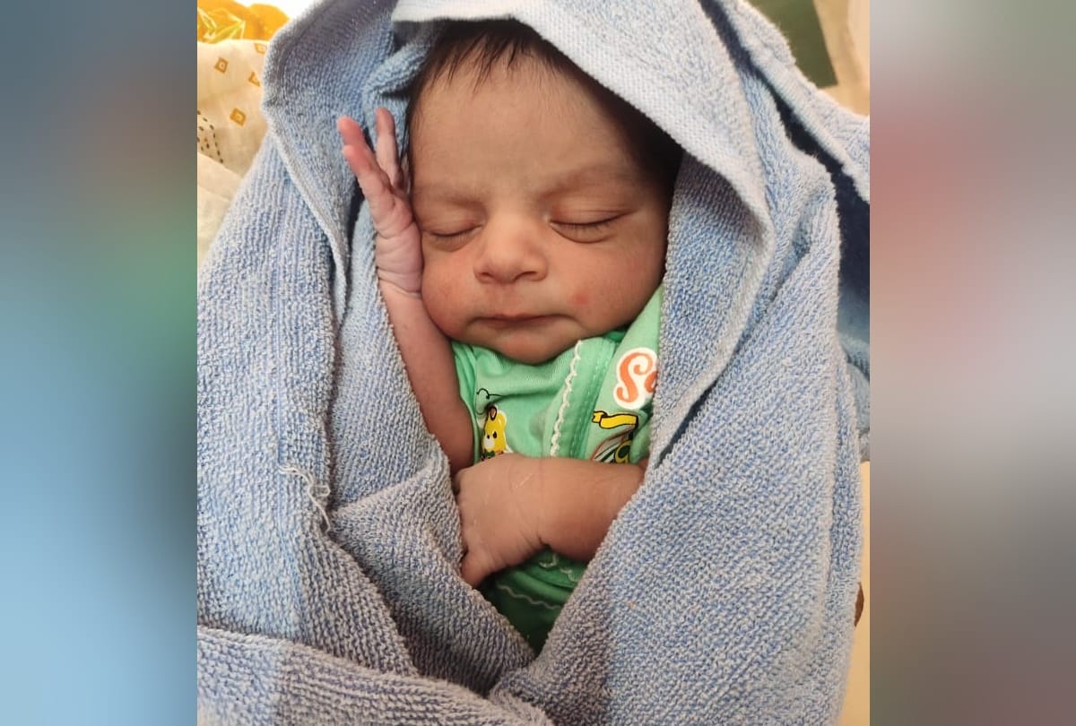 Muradnagar infant baby theft from hospital ward women patients accuses someone sprays unconsciousness spray all fall asleep and theft done