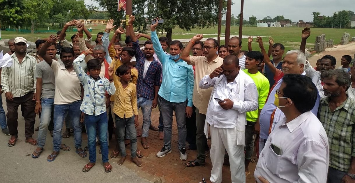 Demonstration on stopping road construction