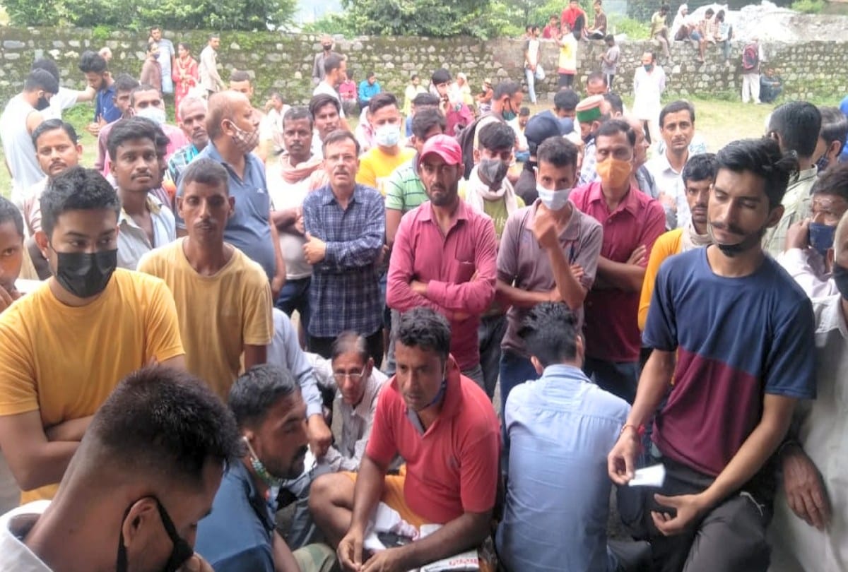 clash between youth in sataun sirmour during covid vaccination