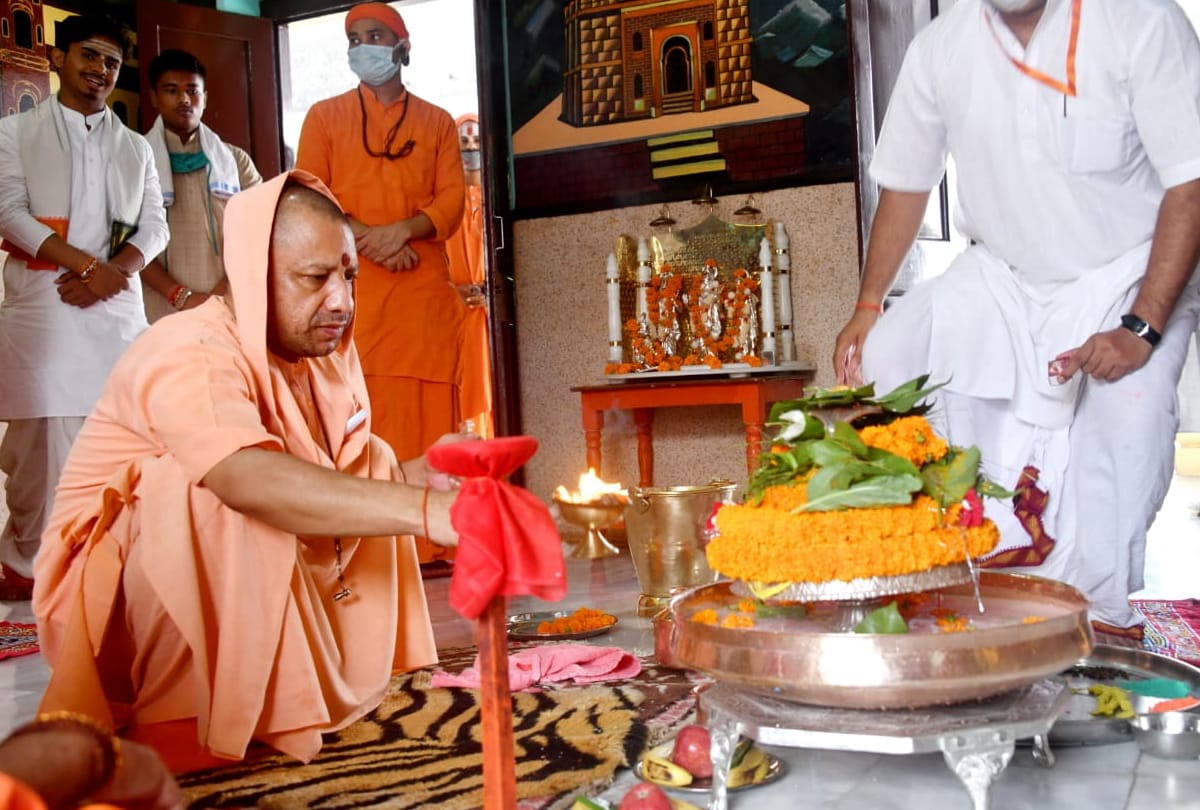 CM Yogi Adityanath performed Rudrabhishek in Gorakhnath temple