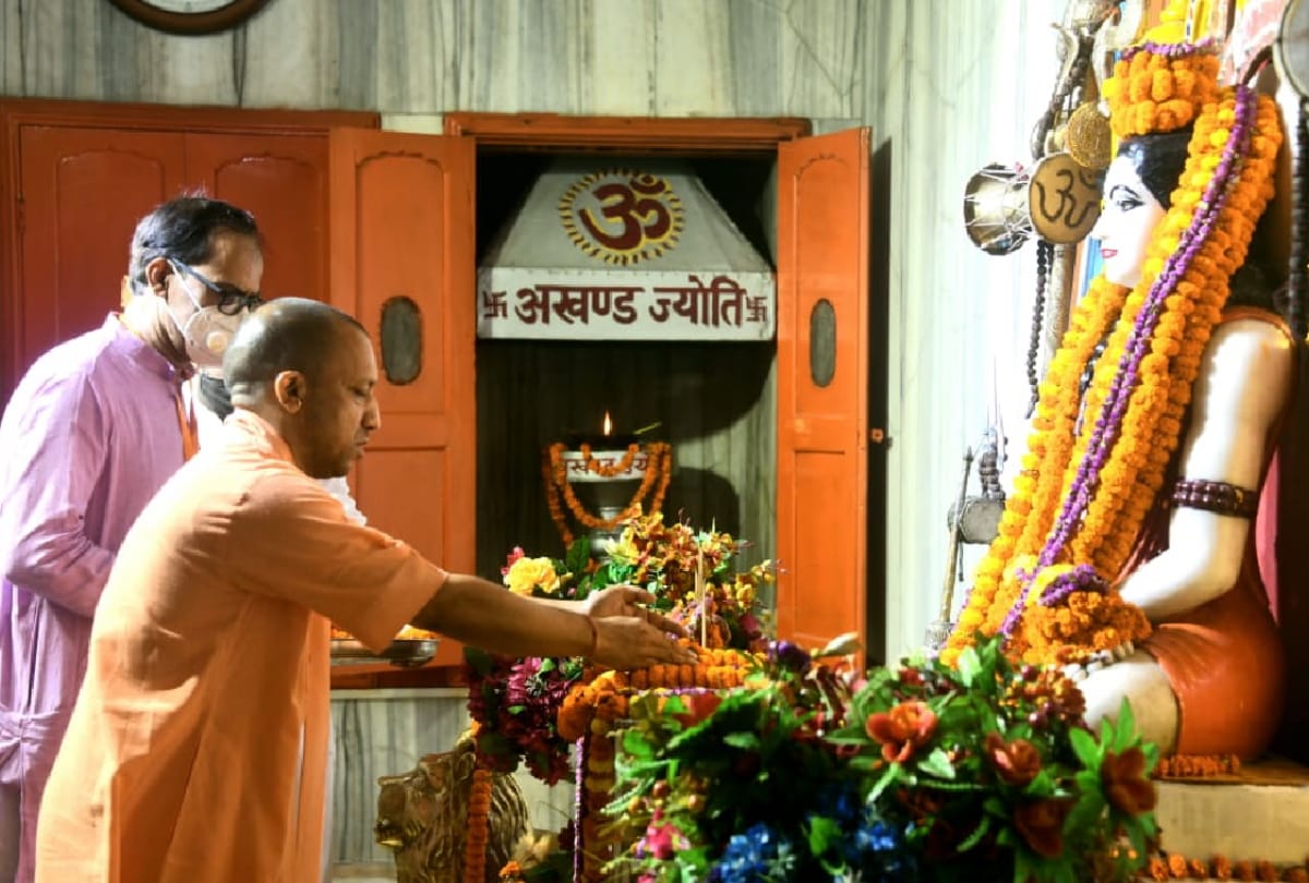 CM Yogi Adityanath performed Rudrabhishek in Gorakhnath temple