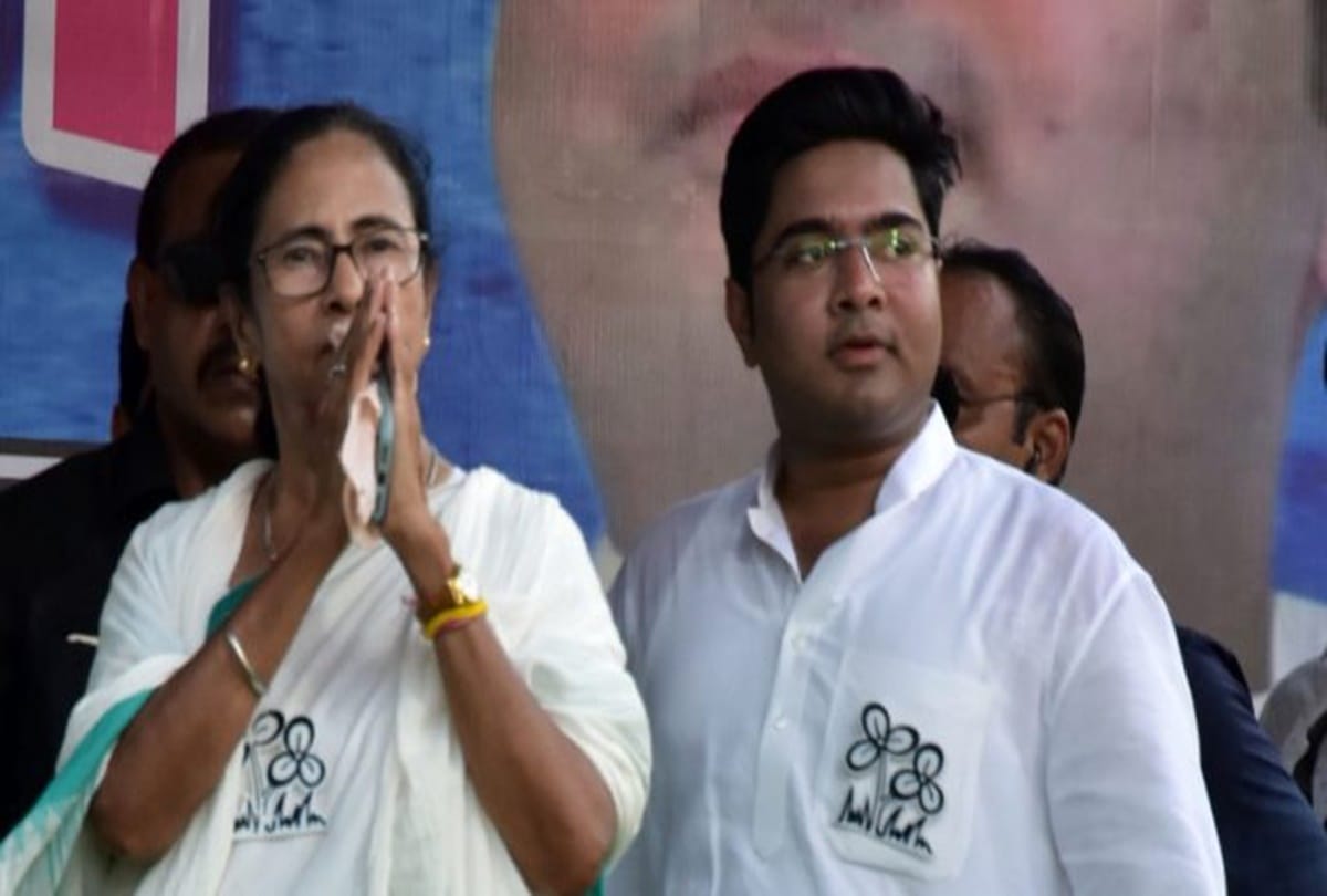 पश्चिम बंगाल की सीएम ममता बनर्जी और उनके भतीजे अभिषेक बनर्जी।