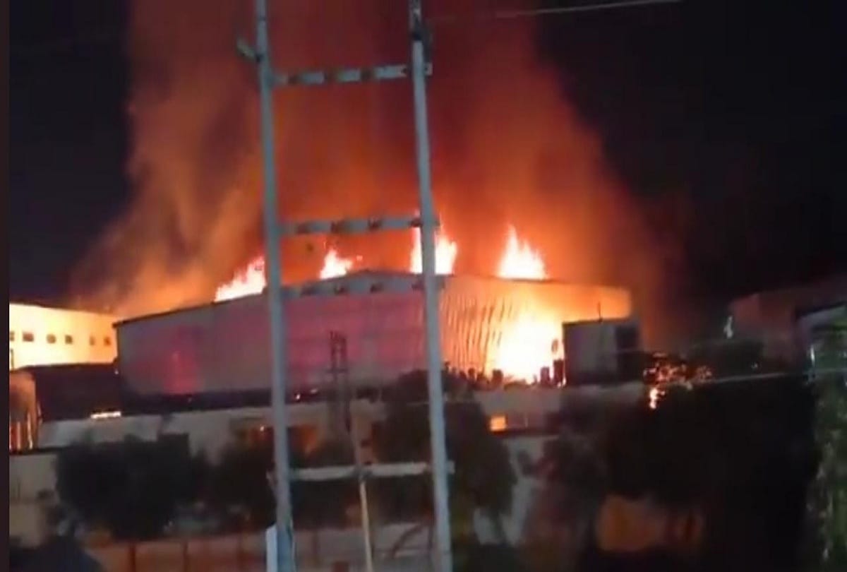 fire broke out in paper mill at Noida of gautam budh nagar