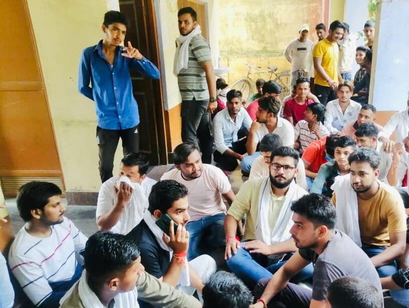 RLD Chhatra Sabha workers protest in college