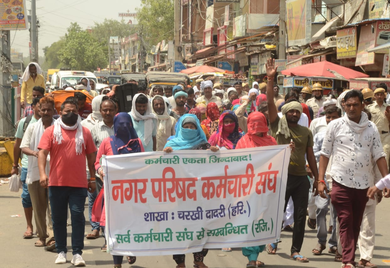 173 workers on strike, leaving brooms, 20 tons of garbage rotting in dumping points and streets till evening