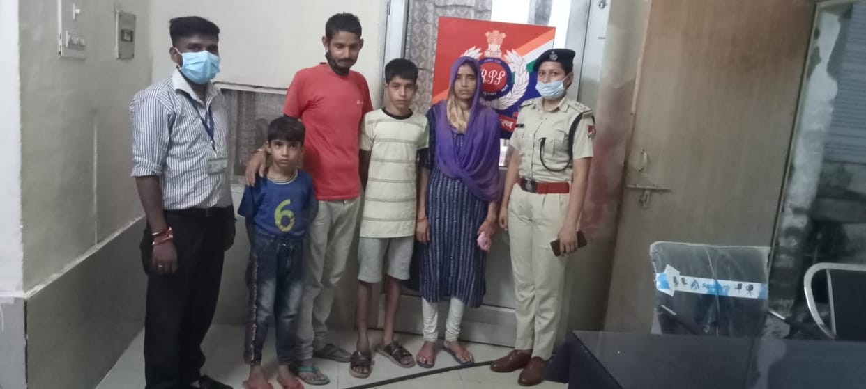 Two brothers who came to give food to father got trapped in the lift