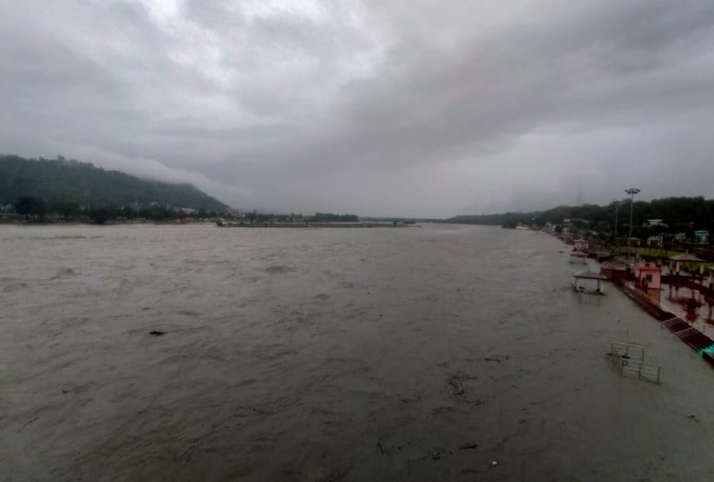 Uttarakhand Weather Forecast Update Today Latest News : Ganga Water Level Cross Danger Level in Haridwar photos
