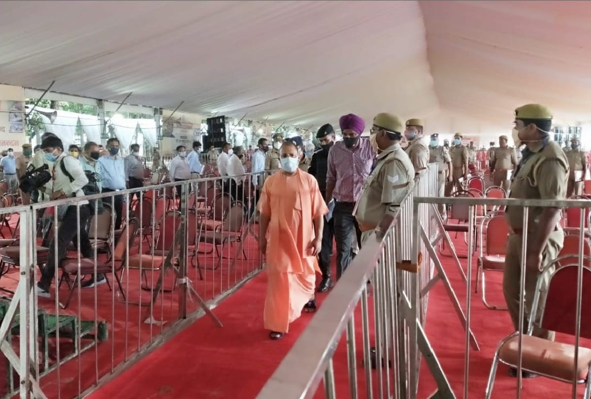 CM Yogi Adityanath performed Rudrabhishek in Gorakhnath temple