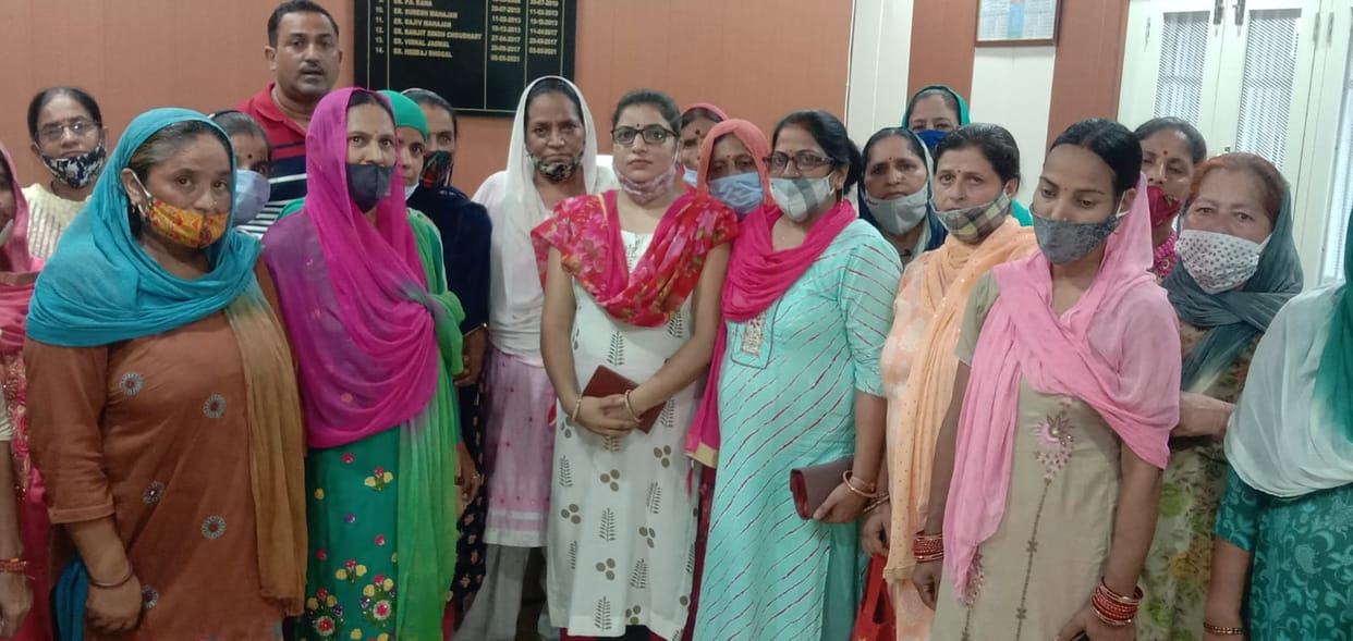On the problem of water, women surrounded the office of Jal Shakti Department