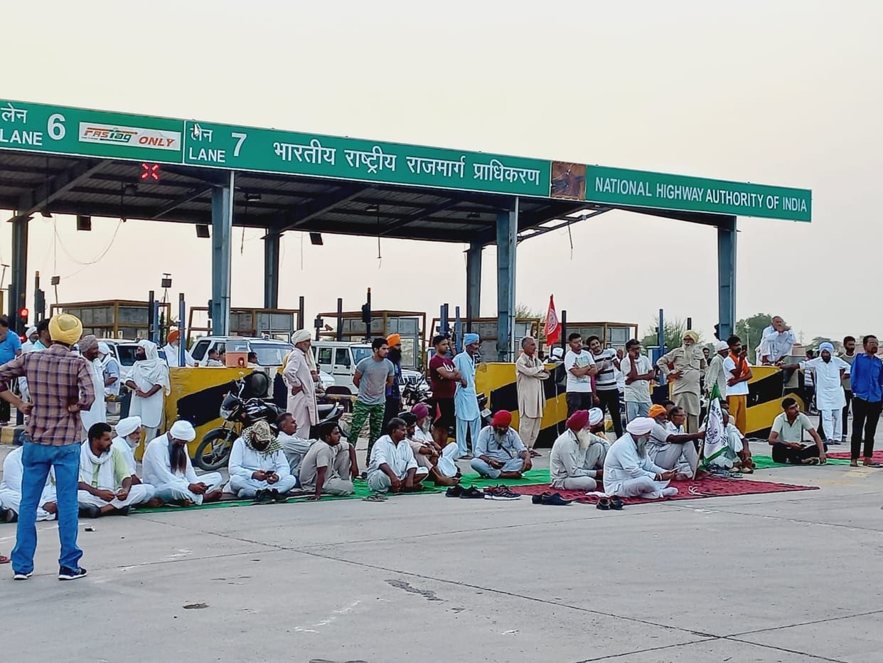 Farmers jammed the highway against the lathi charge