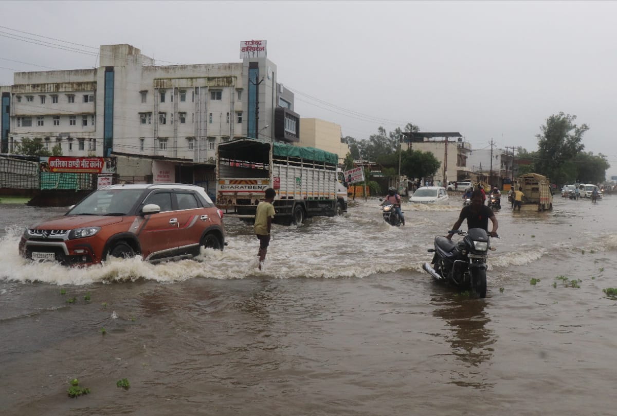 Water Logging On Deoria Road Due To Heavy Rain In Gorakhpur latest photos