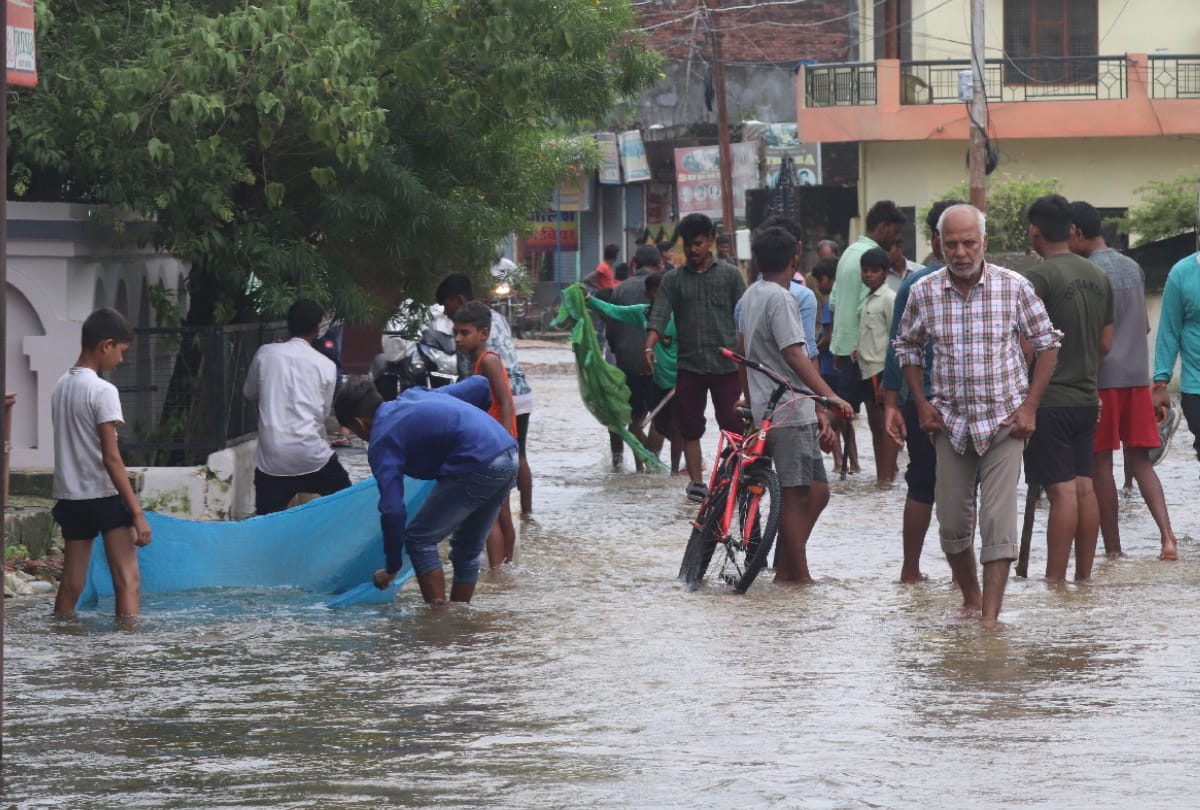 Water Logging On Deoria Road Due To Heavy Rain In Gorakhpur latest photos