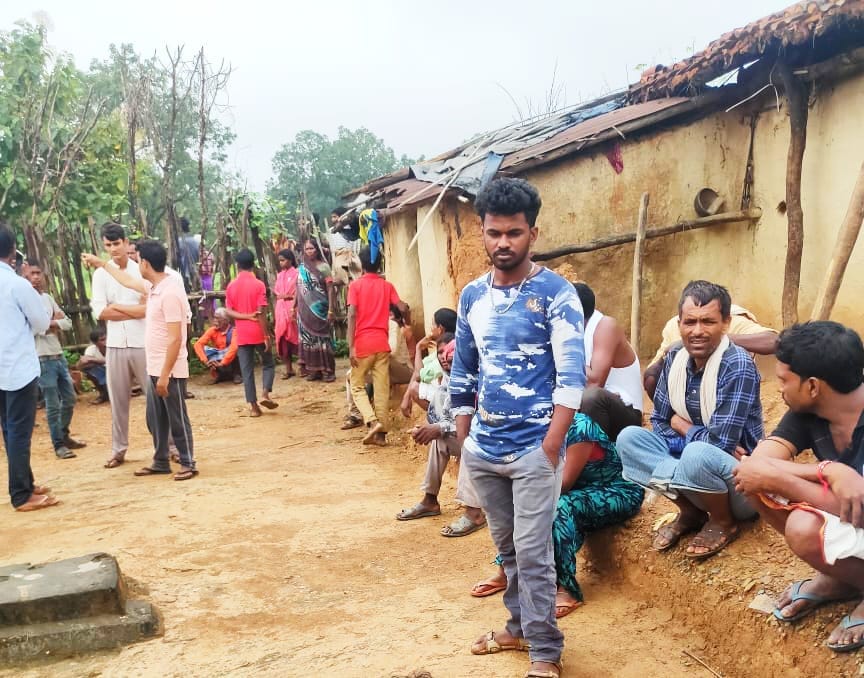 murder in suspicion  of witchcraft in sonebhadra dughter in law killed father in law with ax  sick child died in lap
